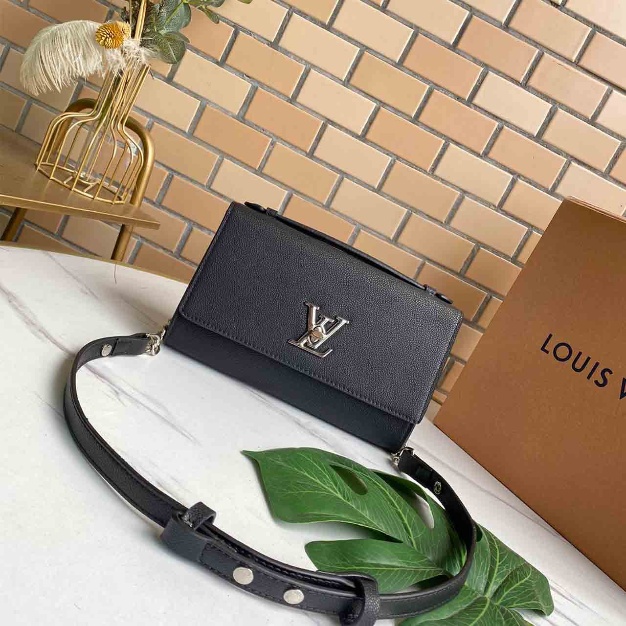 Louis Vuitton Lockme Clutch M56088 Schwarz