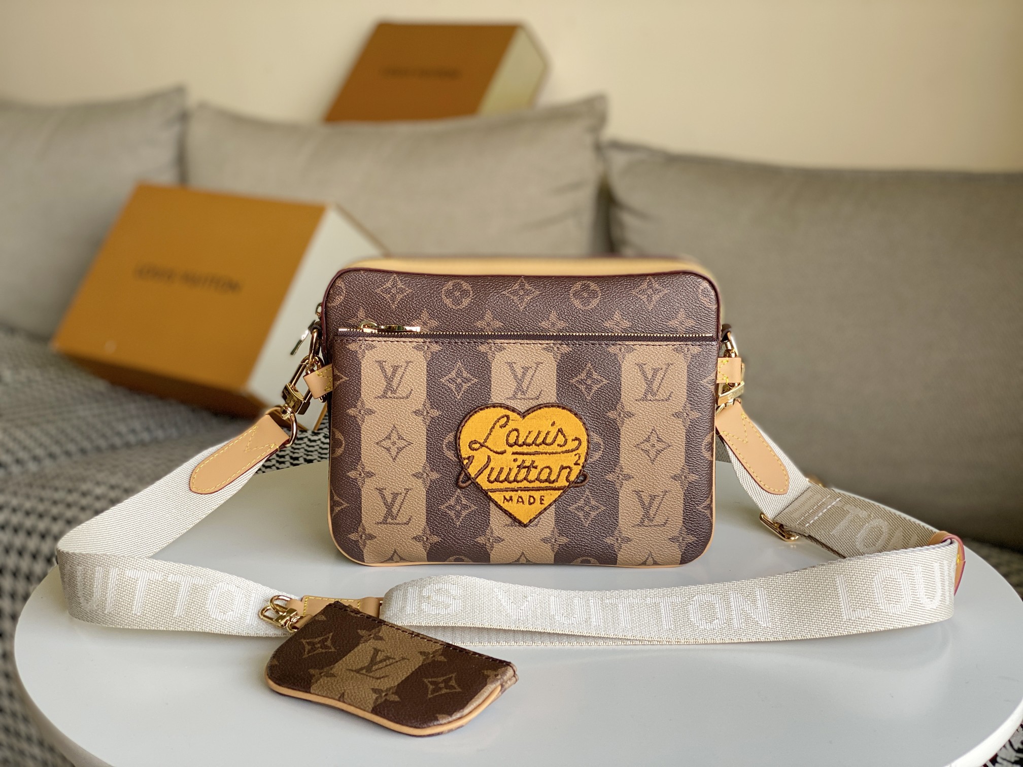 Louis Vuitton Aa- tio Messenger M45965