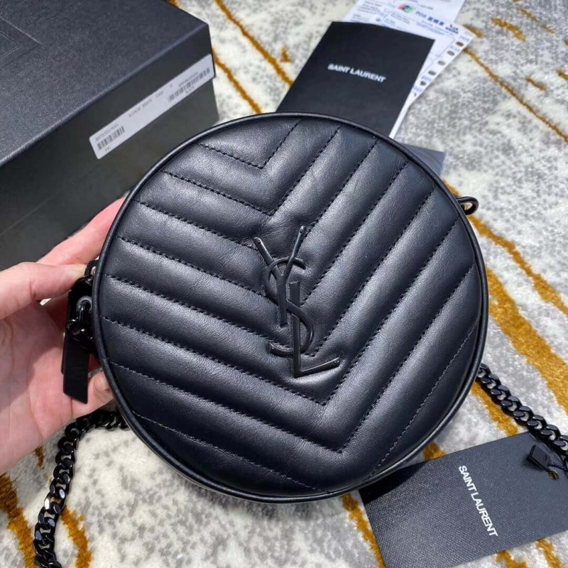 Saint Laurent Vinyle Roundkamerasetasche in Chevron-quiliertem glattem Leder 6104361