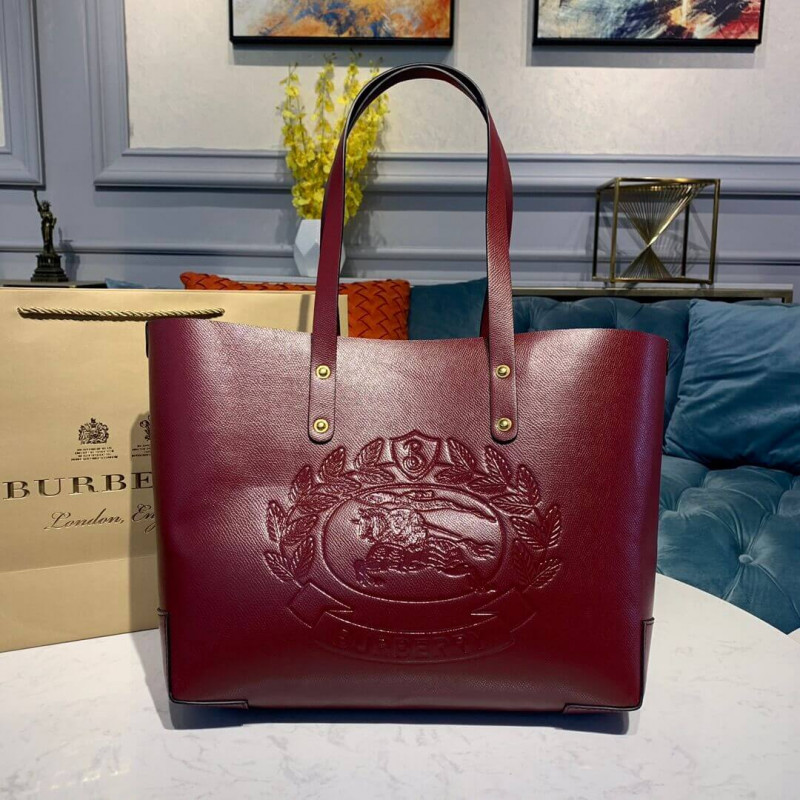 Burberry kleiner geprägter Wappen Ledertasche 40802081