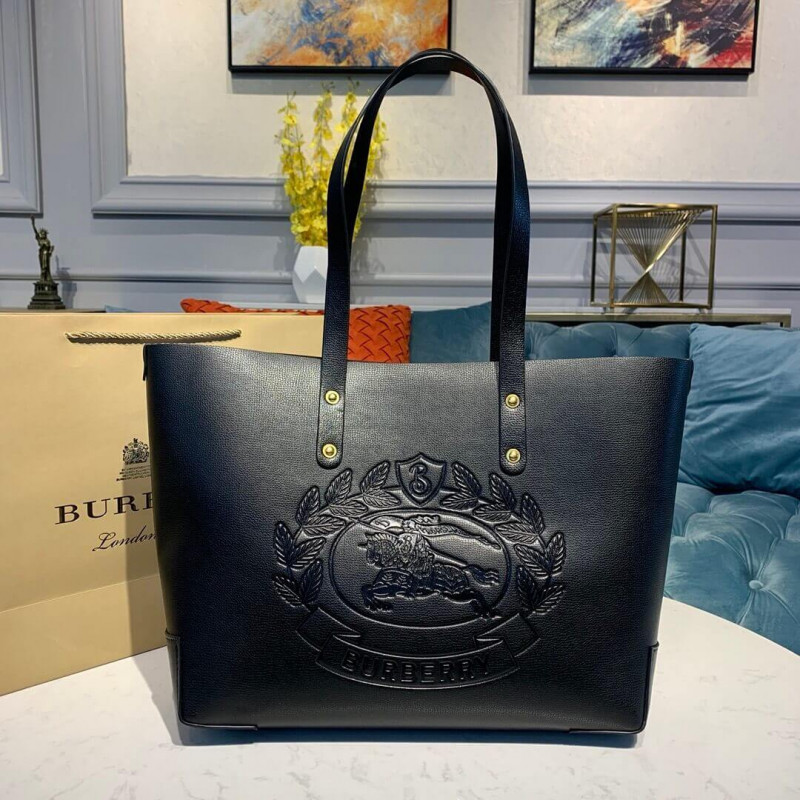 Burberry kleiner geprägter Wappen Ledertasche 40801091