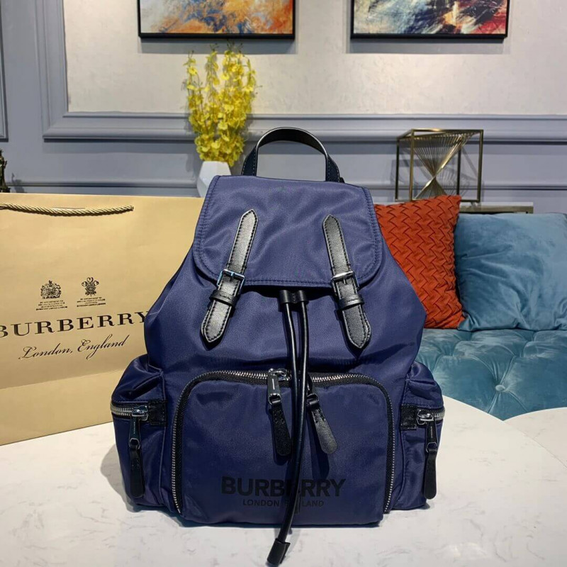 Burberry Der mittlere Rucksack im Logo Druck Nylon 80116191