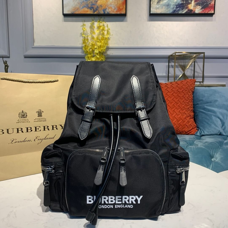 Burberry Der mittlere Rucksack im Logo Druck Nylon 80116171