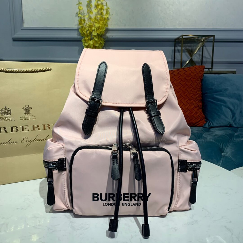 Burberry Der mittlere Rucksack im Logo Druck Nylon 80116181