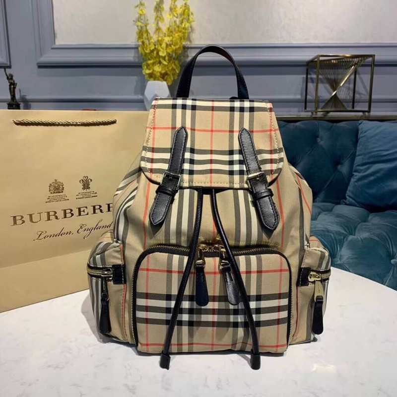 Burberry Der mittelgroße Rucksack in Icon Stripe Nylon 80151461