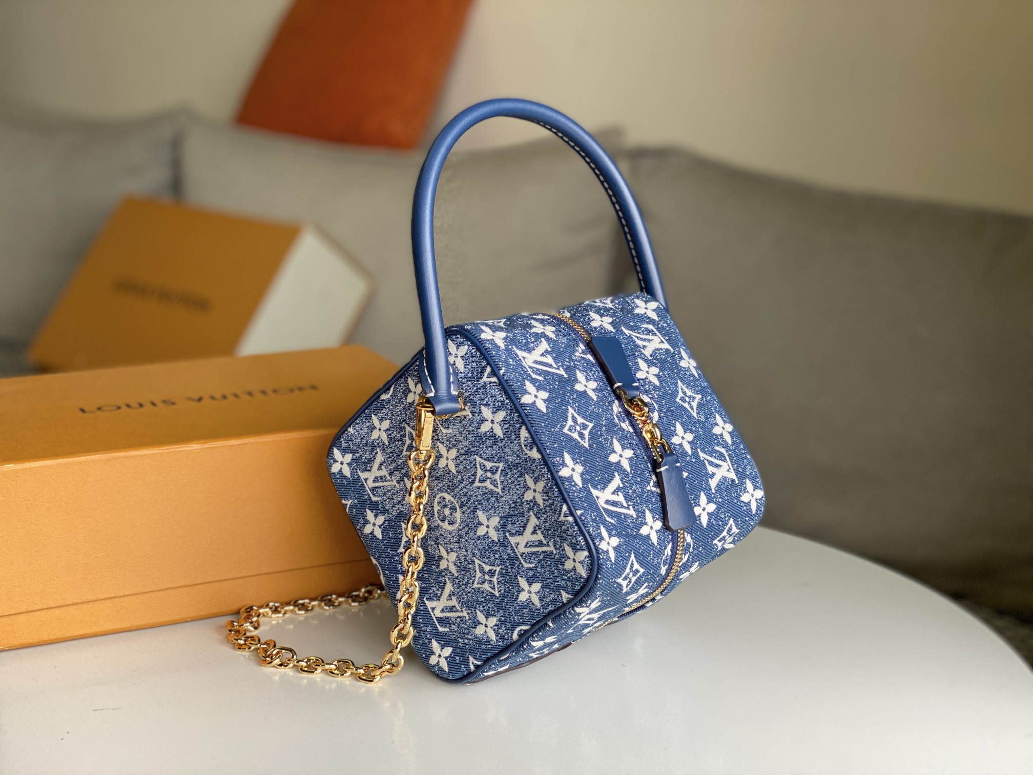 Louis Vuitton Square Taschen